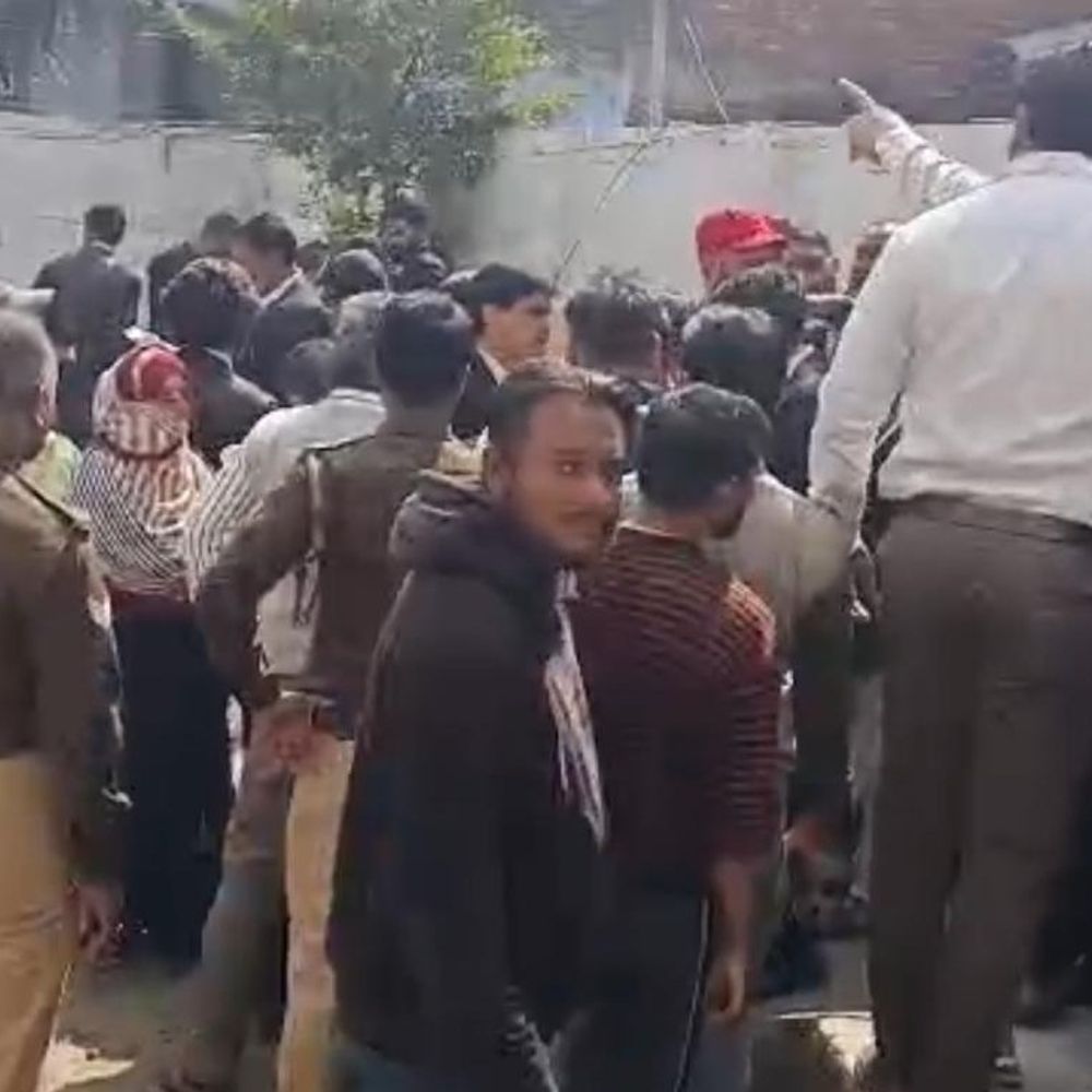 प्रयागराज में मकान के विवाद में हंगामा, सामान फेंका:महिलाओं से बदसलूकी का आरोप, पुलिस अधिकारियों को दी गई तहरीर