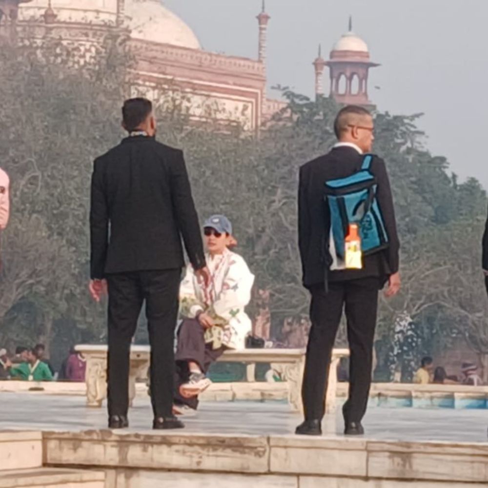 ताजमहल देखने पहुंचीं थाईलैंड की राजकुमारी:डायना बेंच पर फोटो खिंचवाई; मुगल होटल में किया नाइट स्टे