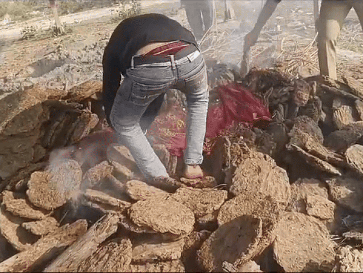 आगरा पुलिस ने जलती चिता से निकाला सना का शव:5 साल से अजीत के साथ लिवइन में रह रही थी; पिता ने कहा- बेटी की हत्या की गई