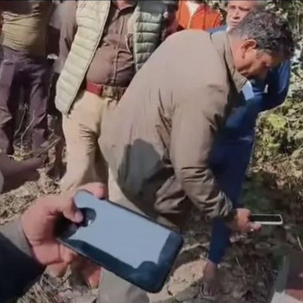 संतकबीर नगर में चोरी की वारदात से दहशत:लाखों का ज्वैलरी चोरी, बक्से को पच्चास मीटर दूर चोरों ने फेका