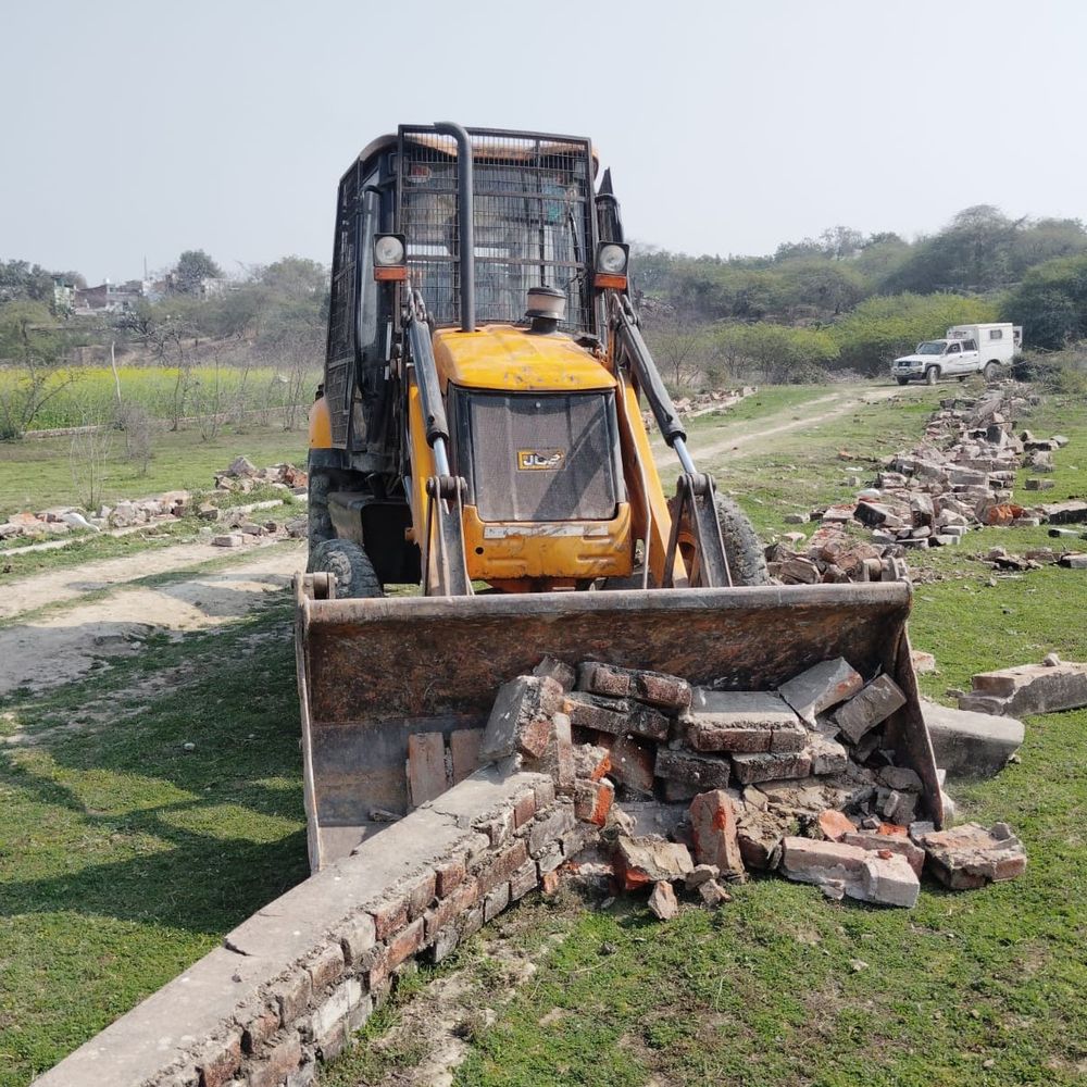 प्रयागराज में 22 बीघा अवैध प्लाटिंग पर चला बुलडोजर:सराय भीखी और द्रोपती घाट क्षेत्र में अवैध कॉलोनी ध्वस्त, FIR की तैयारी