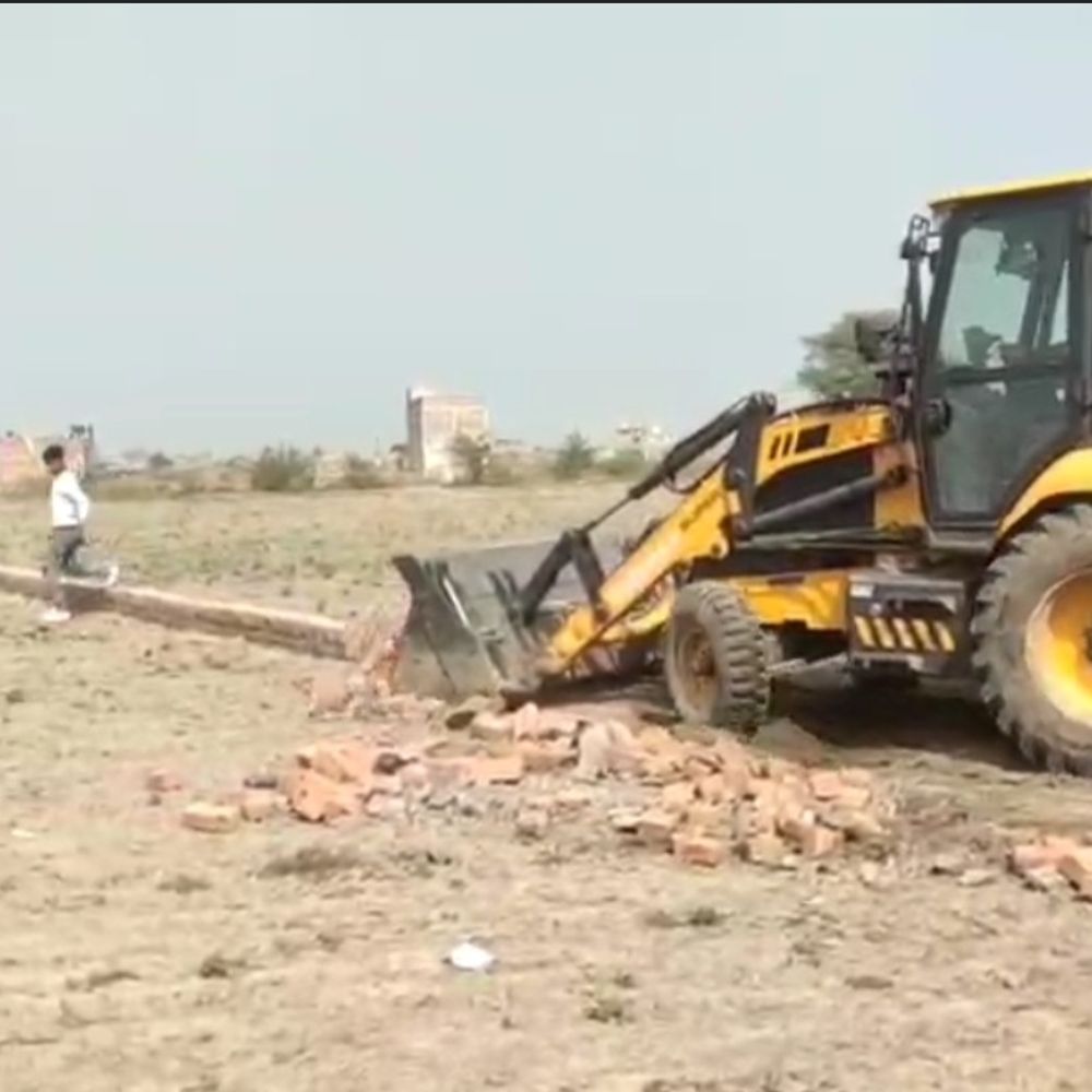 उरई में ODA का बुलडोजर चला:सैकड़ों एकड़ में फैली अवैध कॉलोनियां ध्वस्त की गईं