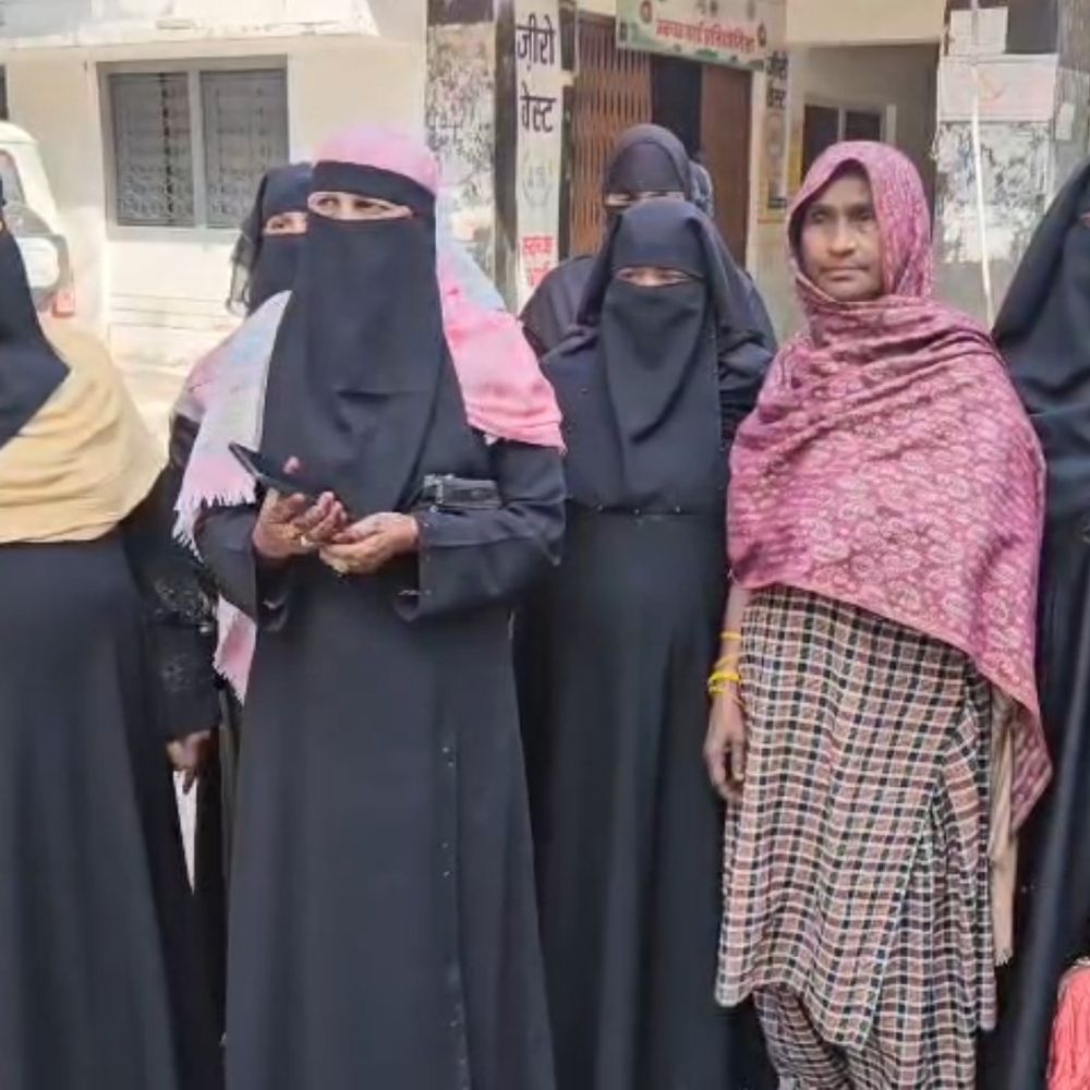 वार्ड 58 में जलभराव से परेशान महिलाएं नगर निगम पहुंचीं:फिरोजाबाद में समाधान न होने पर आंदोलन की चेतावनी