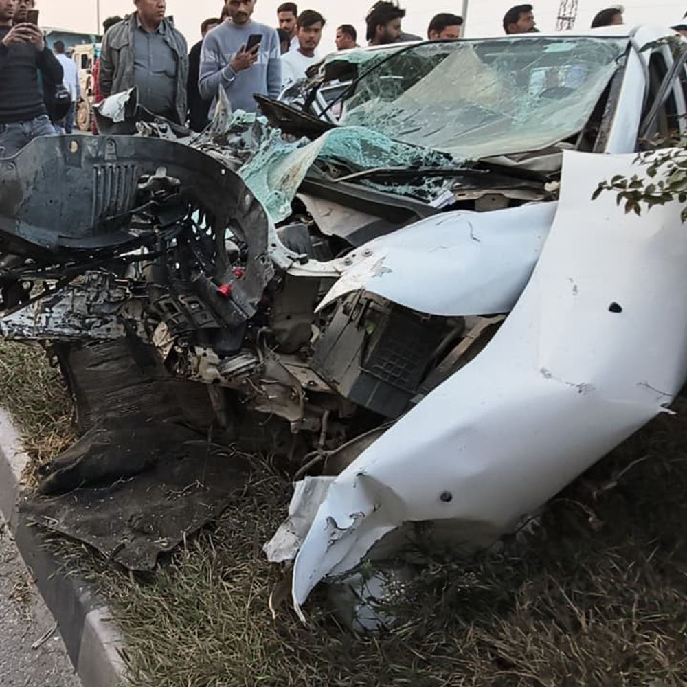 इटावा में तेज रफ्तार कार डिवाइडर से टकराई:शादी के कार्ड बांटने निकले 3 युवक गंभीर घायल, कार पूरी तरह से क्षतिग्रस्त