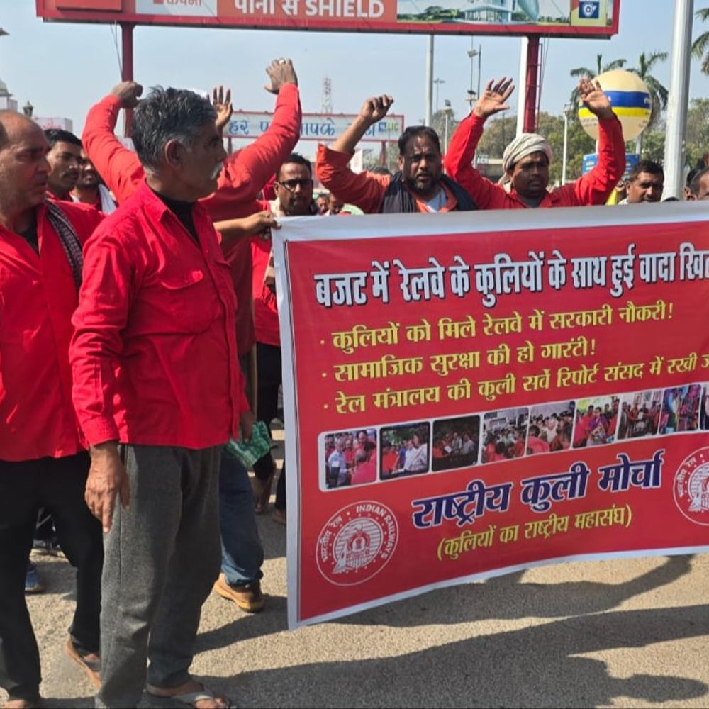 चारबाग रेलवे स्टेशन पर कुलियों का प्रदर्शन:सामाजिक सुरक्षा और स्थायी समायोजन की मांग, बैटरी चालित वाहनों पर नियम लागू करे सरकार