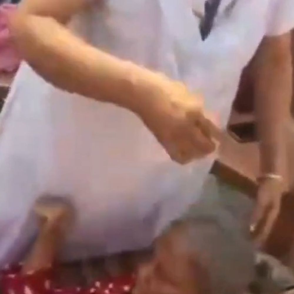 लखनऊ के वृद्धाश्रम में अमानवीय व्यवहार का वीडियो:संचालिका पर बुजुर्ग महिला से मारपीट का आरोप; कार्यवाही की मांग