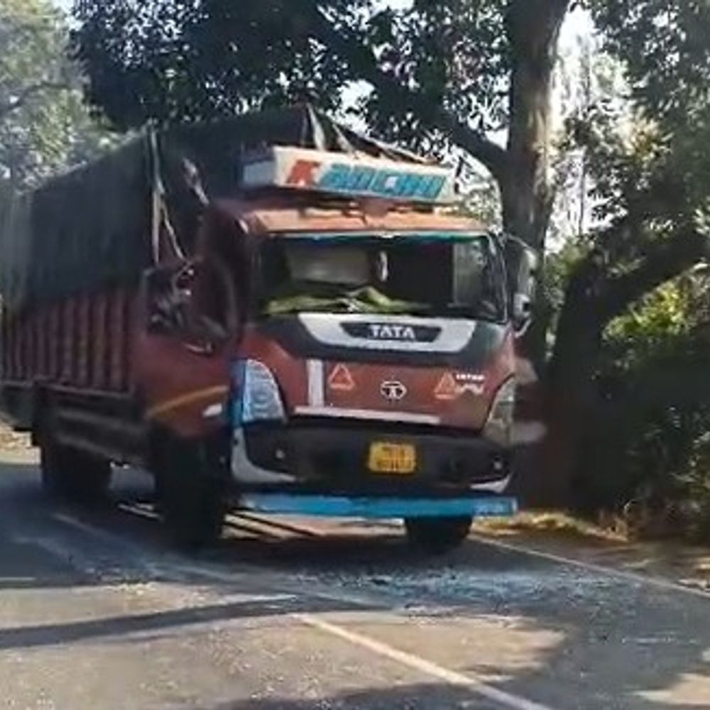 उन्नाव में ओवर हाइट गेज डीसीएम की टक्कर से टूटा:हसनगंज-मोहन मार्ग पर हादसा, केस दर्ज