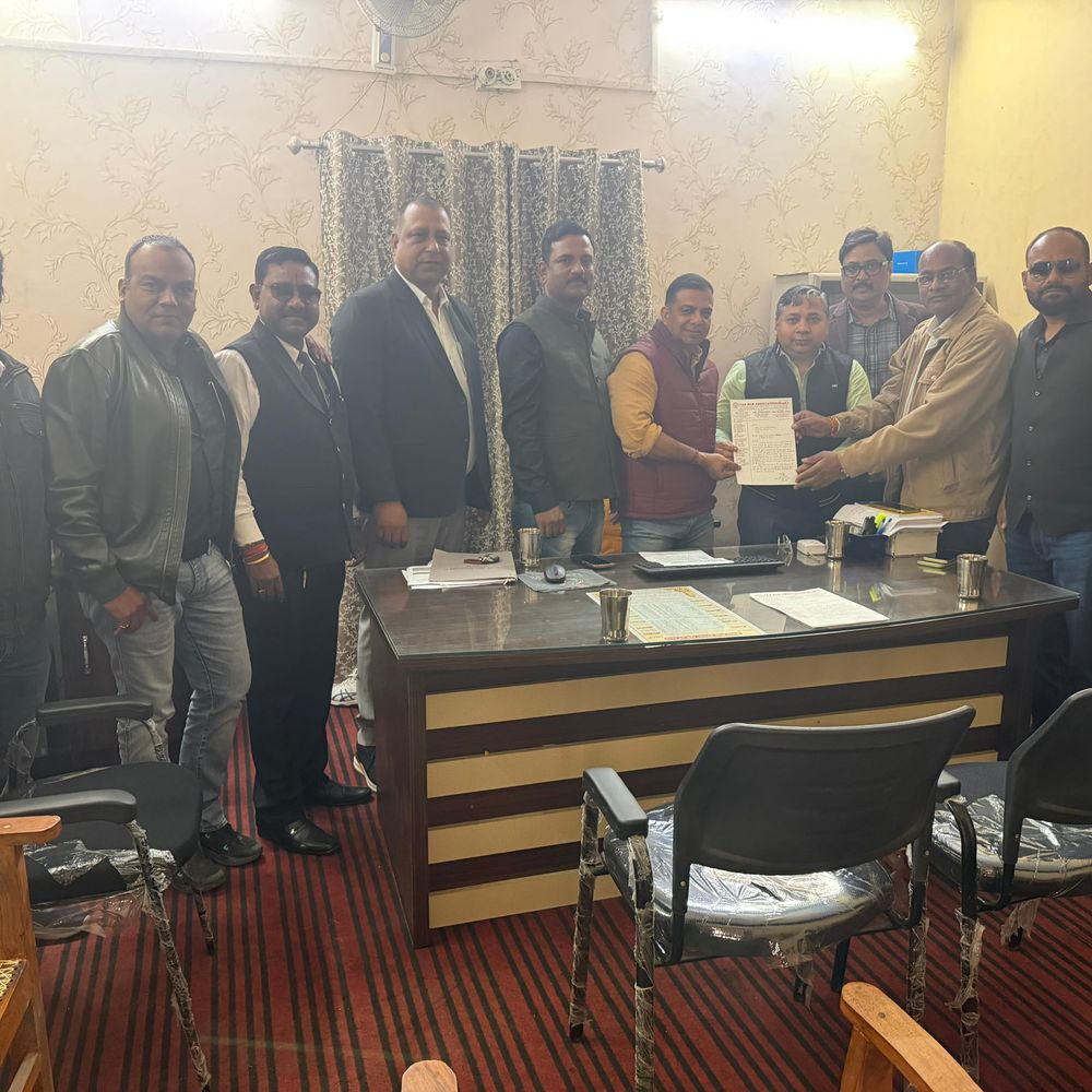 हापुड़ में टैक्स बार एसोसिएशन का प्रदर्शन:न्यायिक कार्य ठप, रामपुर में अधिवक्ता की हत्या को लेकर रोष