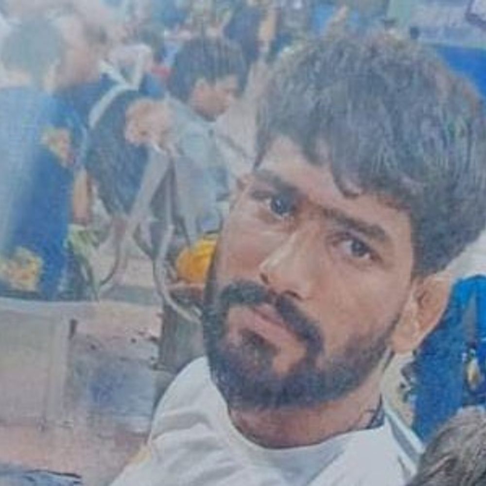 पूर्वांचल एक्सप्रेसवे पर एम्बुलेंस का टायर फटा:आजमगढ़ में एक की मौत, दो की हालत गंभीर; लखनऊ से गोरखपुर जा रहे थे