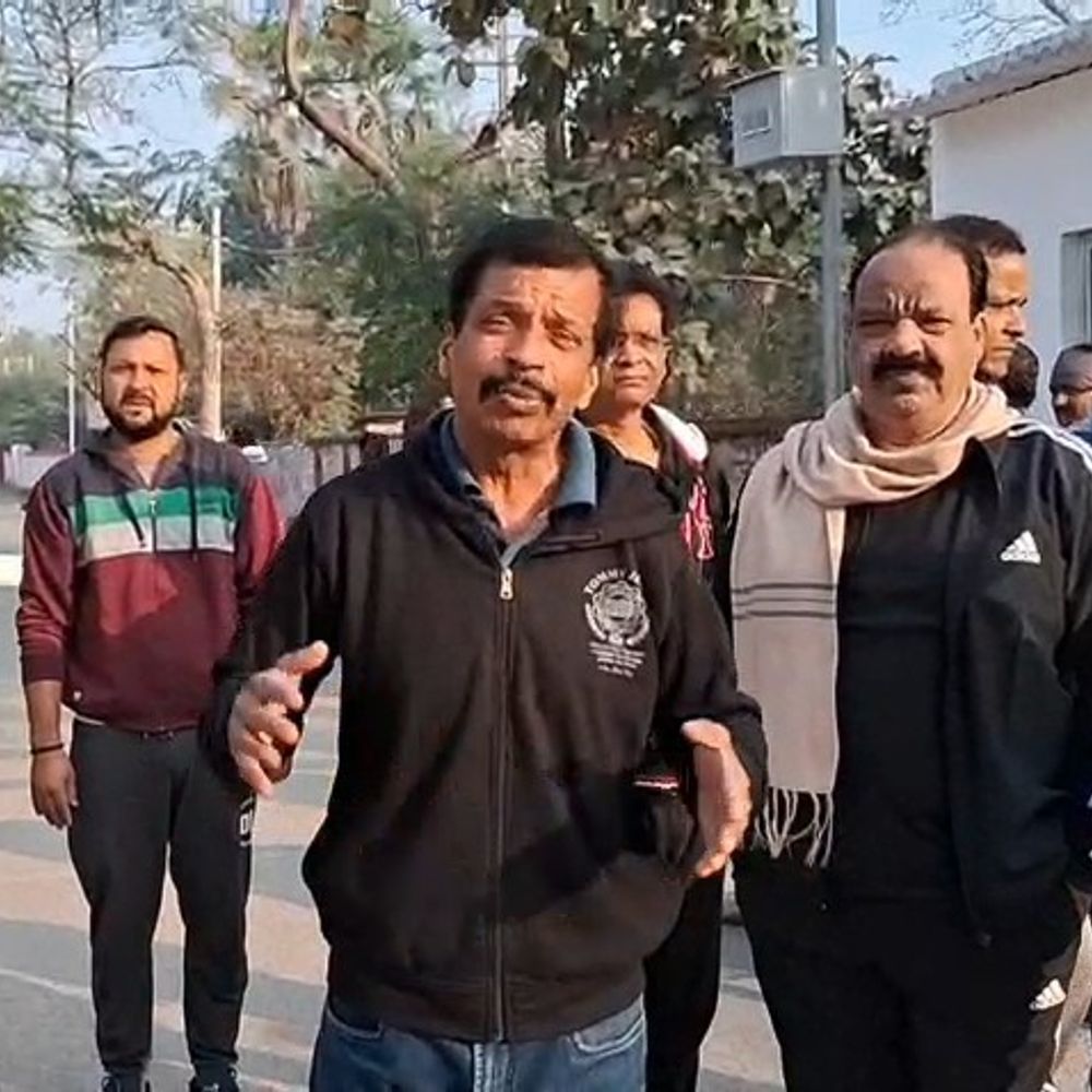 चंदौली बाकले ग्राउंड में प्रवेश रोका:नगरवासियों ने किया प्रदर्शन, रेलवे प्रशासन पर भेदभाव का आरोप