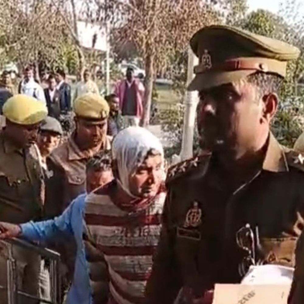 भदोही कोर्ट में हथकड़ी लगाकर पेशी:लोगों ने किया विरोध, सुप्रीम कोर्ट के निर्देशों के उल्लंघन पर कार्रवाई की मांग