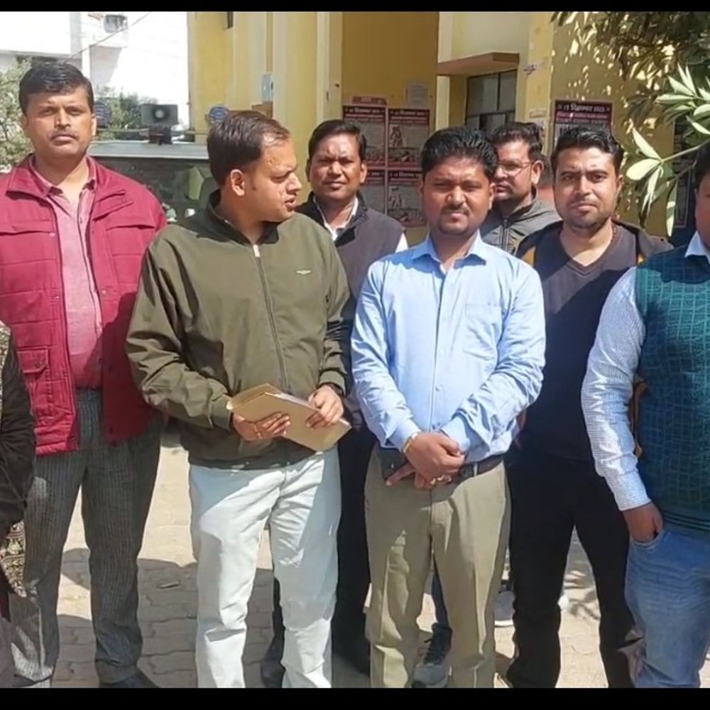 मानदेय भुगतान में देरी पर NHM संघ ने सौंपा ज्ञापन:सोनभद्र में जिलाधिकारी और CMO को दिया ज्ञापन