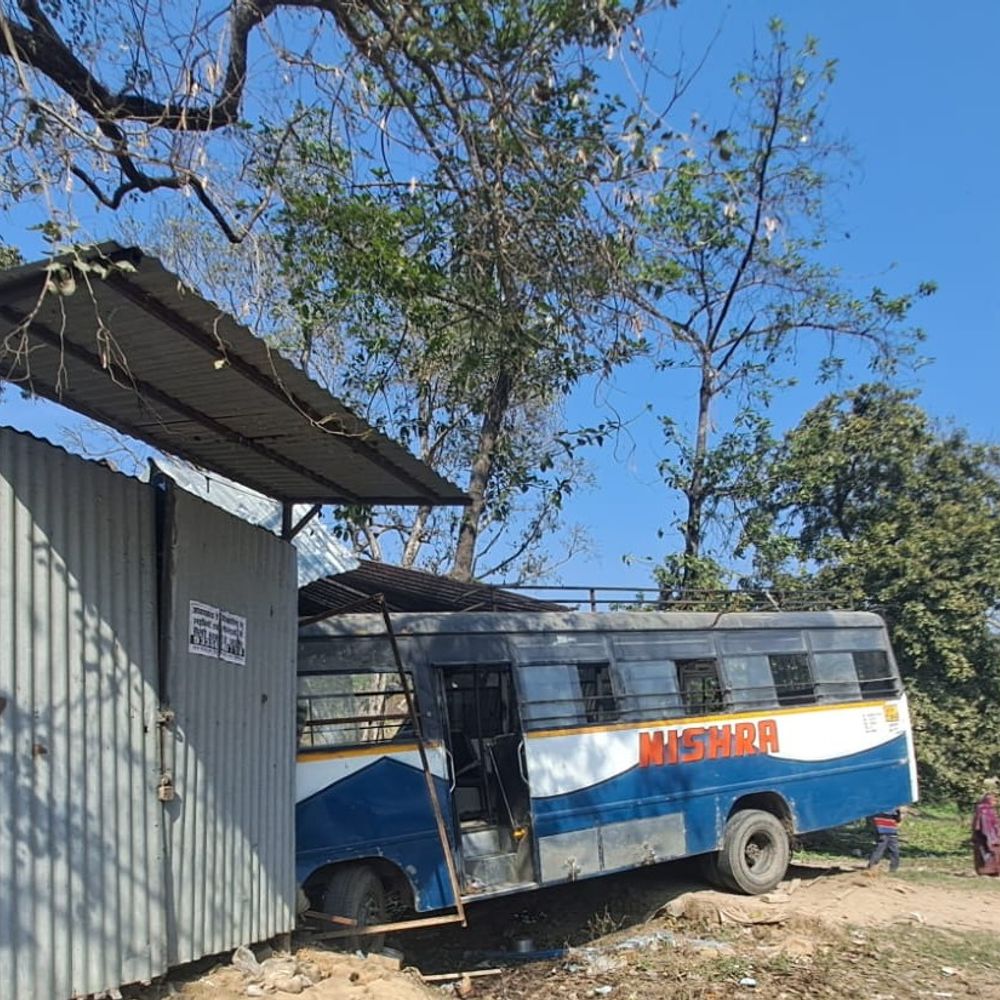 सीतापुर में बेकाबू बस दुकानों में घुसी, 5 घायल:सीतापुर से मिश्रिख जा रही थी, महिला गंभीर रूप से जख्मी