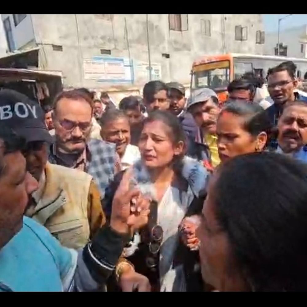 दुल्हन ने एक लाख रुपए लेकर भागने की कोशिश की:परिजनों ने पकड़ा, शादी से पहले दो परिवारों में हुआ विवाद