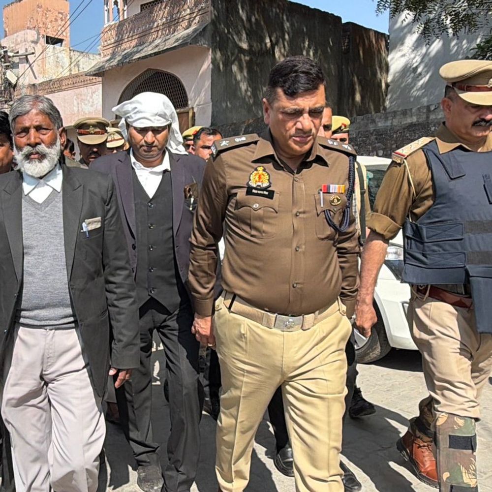 रामपुर में अधिवक्ता फारुख की दिनदहाड़े हत्या:जिला पंचायत कार्यालय में गोली मारी, कड़ी सुरक्षा में सुपुर्द-ए-खाक