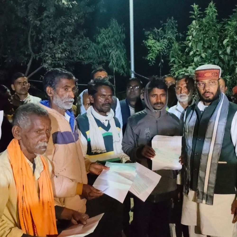 रायबरेली में जान-गंवाने वाली बच्चियों के परिजनों से मिले विधायक:गंगा एक्सप्रेस-वे पर सड़क हादसे में हुई थी मौत, , परिजनों को 3-3 लाख रुपये की सहायता दी