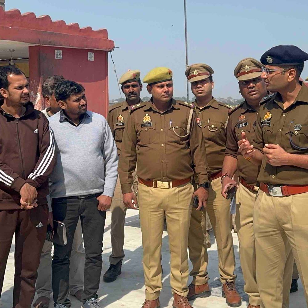 महाशिवरात्रि से पहले DCP ने सिद्धनाथ मंदिर का निरीक्षण किया:महिला सुरक्षा पर जोर, अवैध दुकानें हटाने को कहा