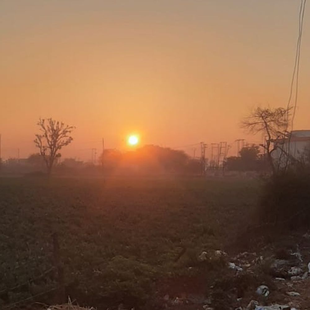 संभल में AQI 181, स्वास्थ्य के लिए अस्वस्थ:न्यूनतम 10 डिग्री तापमान, धूप खिली; सुबह-शाम बर्फीली हवाएं