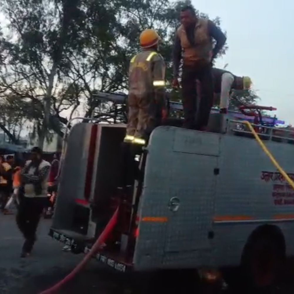 फिरोजाबाद के पाडम मार्केट में लगी भीषण आग:बेसमेंट में हादसा, 10 दुकानें प्रभावित, जेसीबी से दीवार तोड़कर पाया काबू