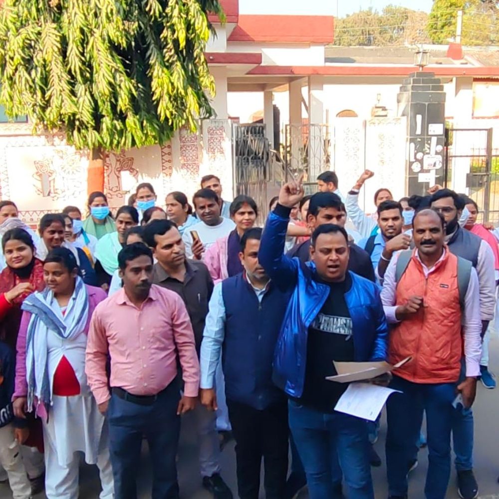 NHM संविदा कर्मचारियों को मानदेय भुगतान में देरी:सुल्तानपुर में संगठन ने 'नो पे-नो वर्क' आंदोलन की चेतावनी दी