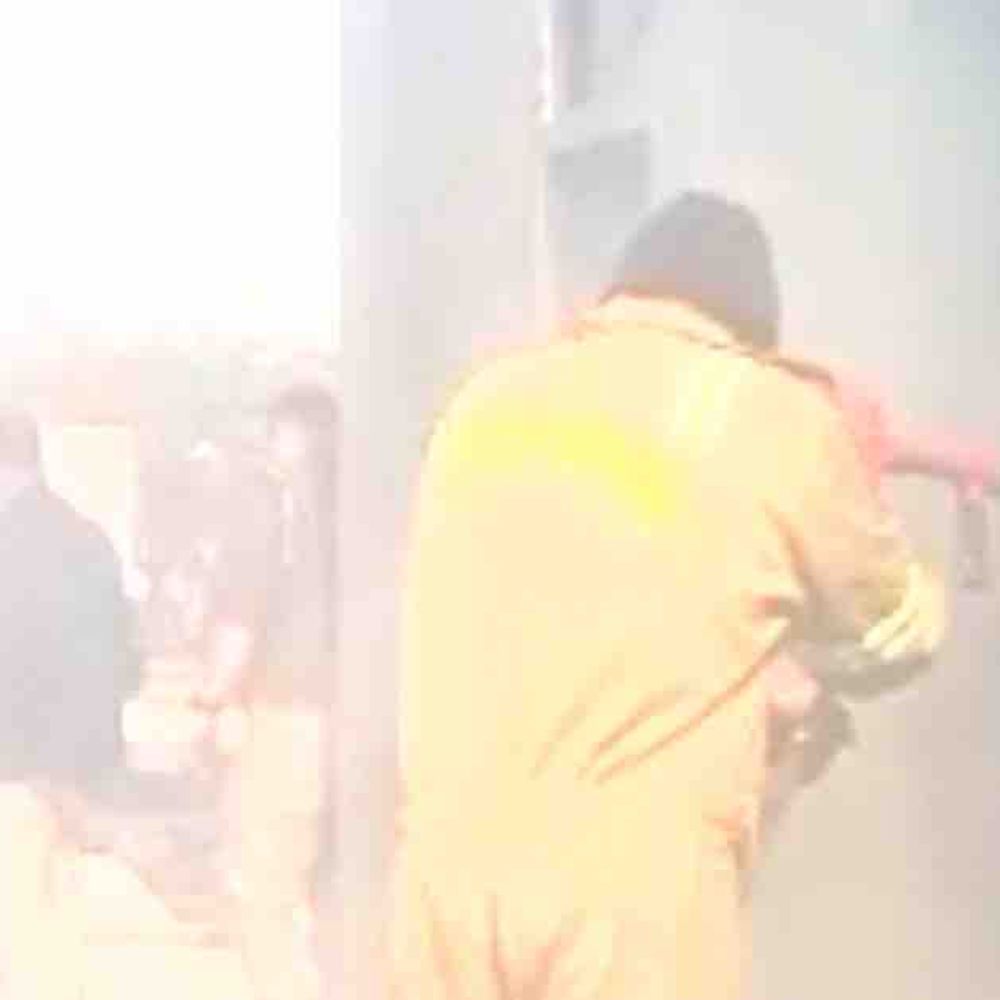 रामपुर में होटल में आग लगी, दमकल ने पाया काबू:कमरे में रखा सामान जलकर राख, जांच जारी