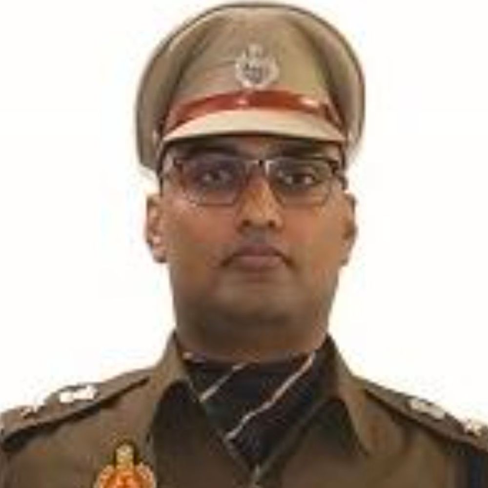 बाराबंकी में इश्कबाज दरोगा लाइन हाजिर:बाराबंकी में महिला से कहा था- पति को छोड़ दो, मुझसे बात किया करो