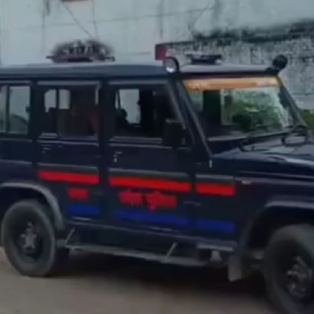 देवरिया में किसान का शव पेड़ से लटका मिला:पुलिस ने शव कब्जे में लिया, जांच शुरू की