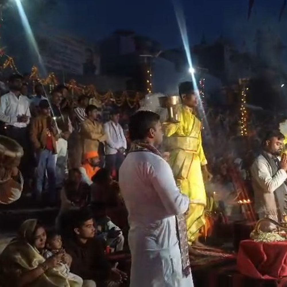 उन्नाव में समाजसेवी ने कराई गंगा आरती:कंबल बांटे और तीन एंबुलेंस सेवाएं उपलब्ध कराईं