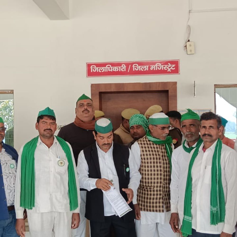 चंदौली में किसान यूनियन प्रदर्शन:अमेरिका-भारत व्यापार समझौते के विरोध में प्रदर्शन, कलेक्ट्रेट पहुंचकर राष्ट्रपति के नाम सौंपा ज्ञापन