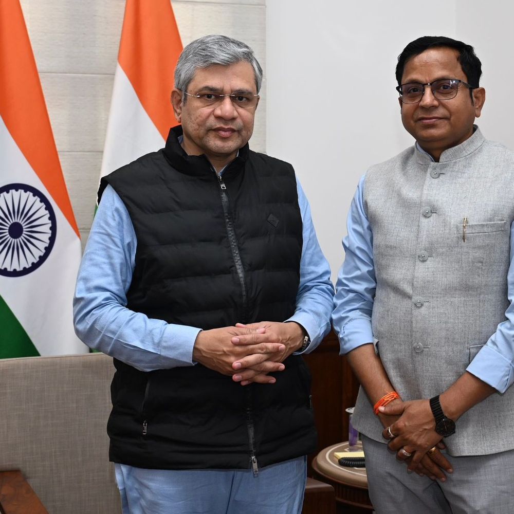 भदोही सांसद ने रेल मंत्री से मुलाकात की:रेलवे क्रॉसिंग पर ओवरब्रिज और अंडरपास की मांग