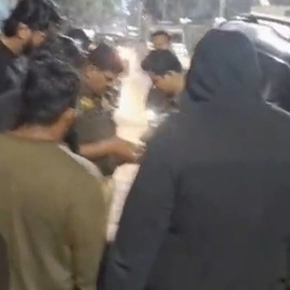 मथुरा में बाइक सवारों बदमाशों नें की फायरिंग:कार के शीशे टूटे, इलाके में मचा हड़कंप