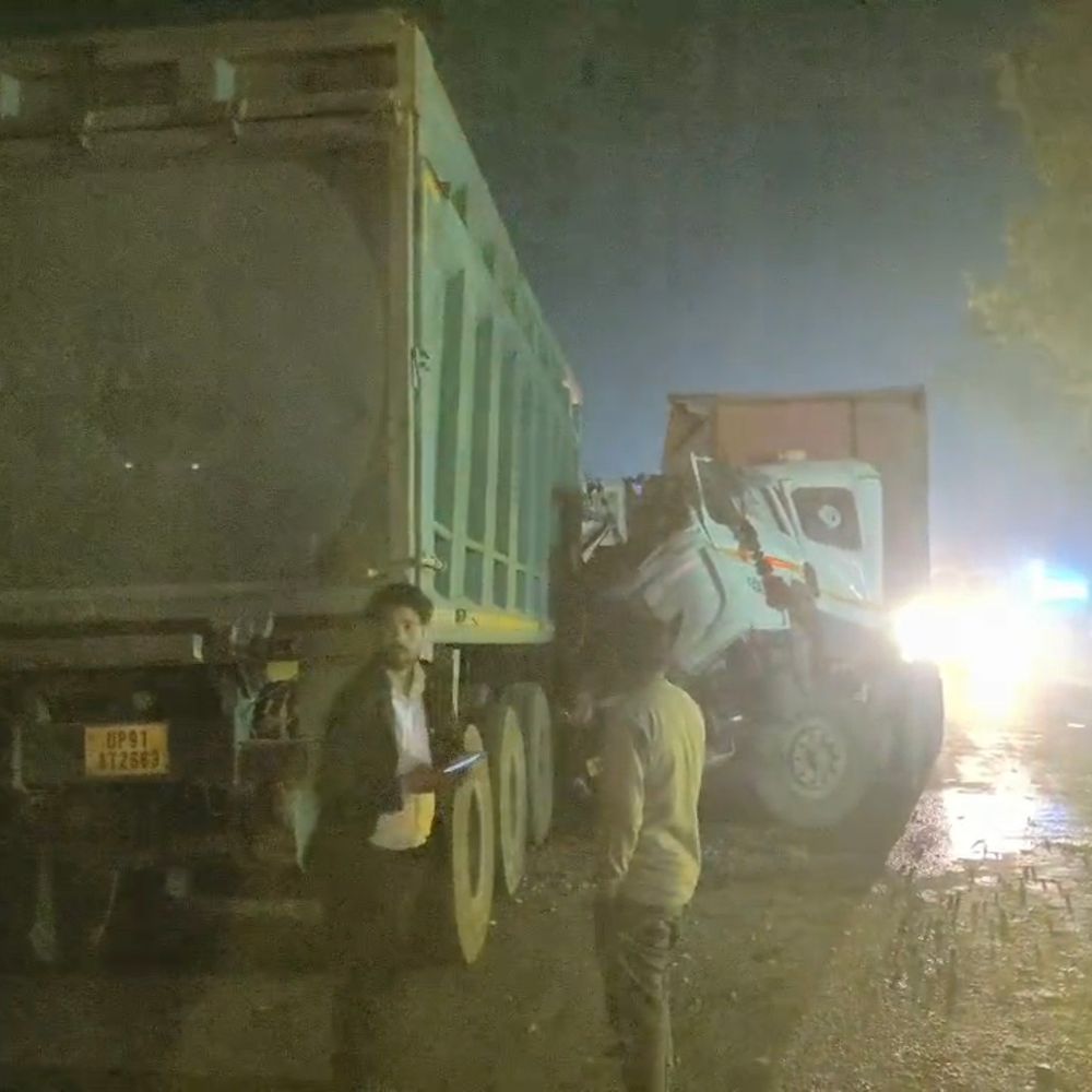 हमीरपुर नेशनल हाईवे पर दो डंपरों की टक्कर:चालक-हेल्पर गंभीर घायल, दोनों चालकों के पैर टूटे