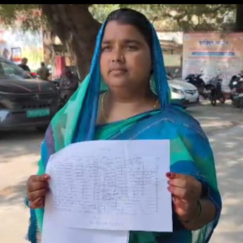 सरकारी रिकॉर्ड में मृत घोषित महिला पहुंची डीएम कार्यालय:जमीन हड़पने की साजिश, बीडीओ, सचिव व प्रधान पर कार्रवाई की मांग