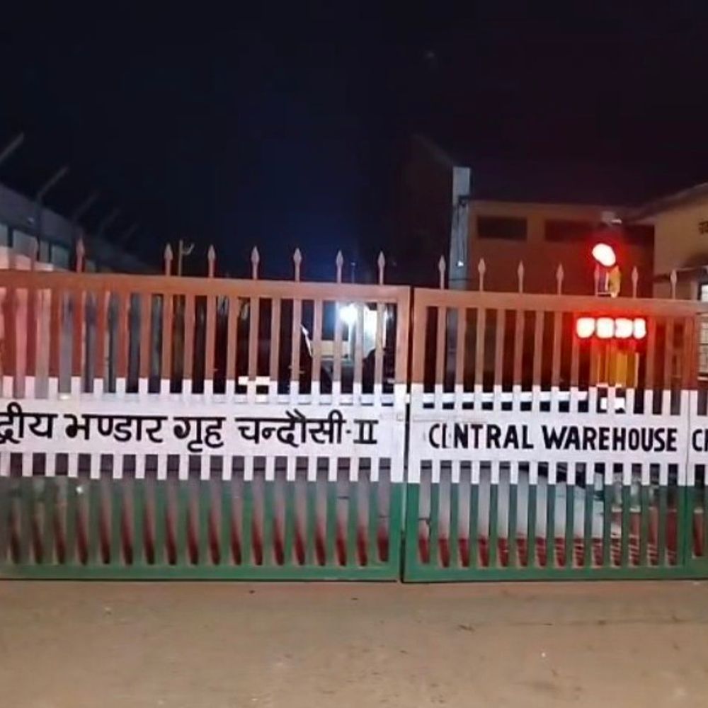 चंदौसी सेंट्रल वेयरहाउस पर CBI की रेड:डिपो मैनेजर, तीन क्वालिटी मैनेजर रिश्वत लेते गिरफ‌तार, 10 घंटे से कार्रवाई जारी