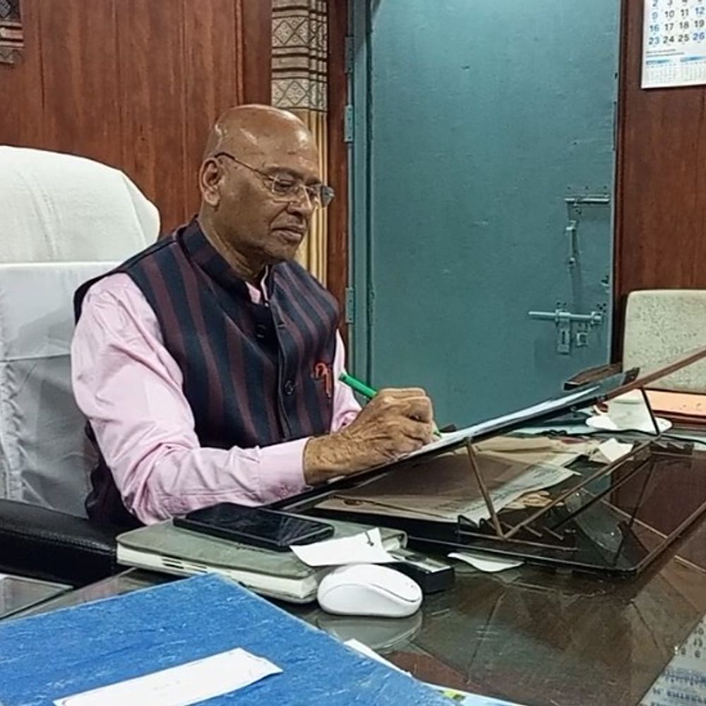 कासगंज CMO ने स्वास्थ्यकर्मियों को दिए निर्देश:ABHA ID और आयुष्मान कार्ड बनाने का लक्ष्य तय, ब्लॉक स्तर पर होगी समीक्षा