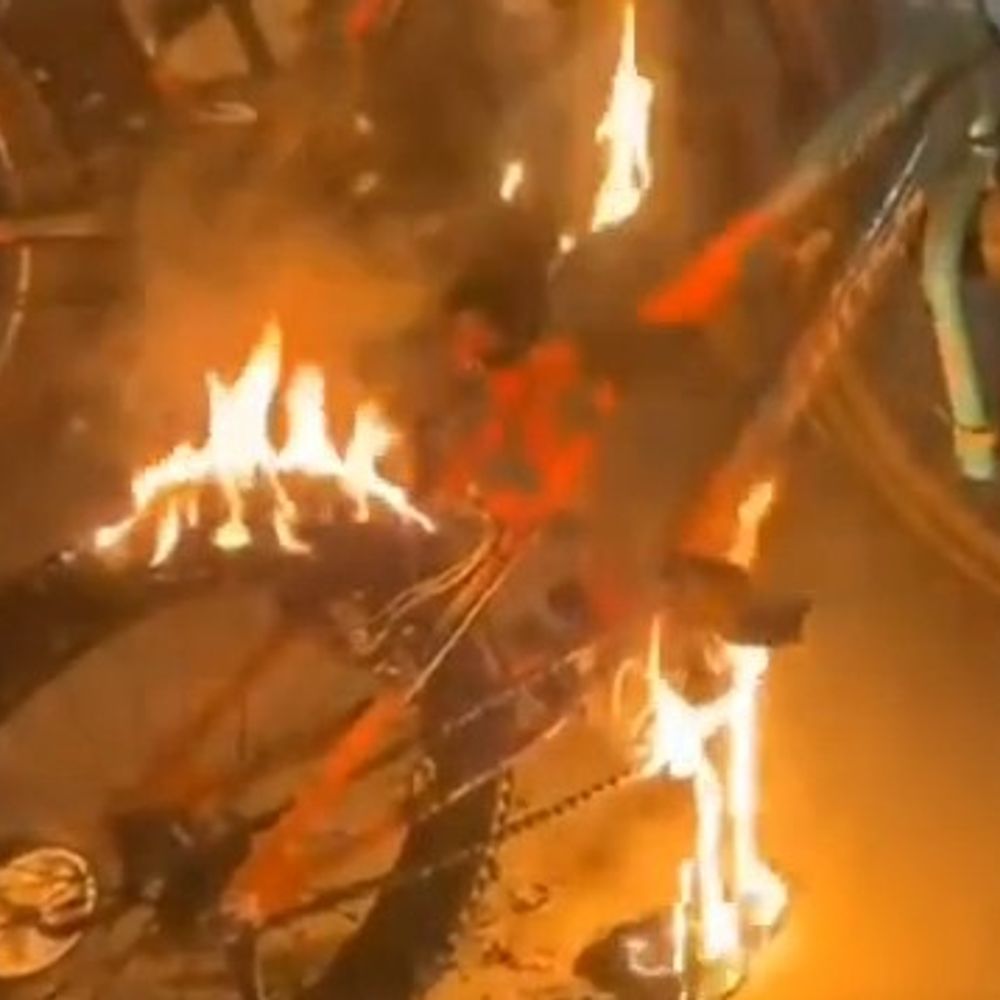 फ्लैट के बाहर रखे सामान में आग लगी:ग्रेटर नोएडा में एक सप्ताह में चार घटनाएं, लोगों में दहशत