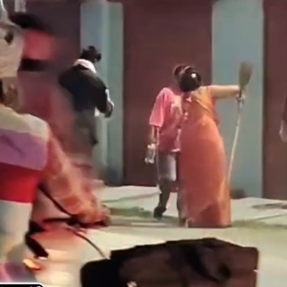 देवरिया में महिला ने युवकों को झाड़ू लेकर दौड़ाया,VIDEO:रील बनाने के चक्कर में सड़क पर की हरकत, राहगीरों ने जताया विरोध