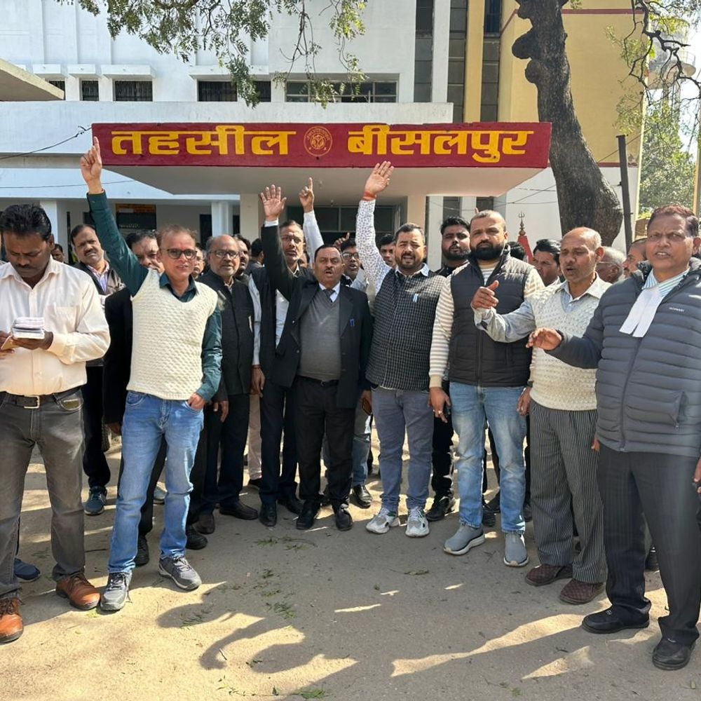 रामपुर अधिवक्ता हत्याकांड पर वकीलों का प्रदर्शन:पीलीभीत में सीएम के नाम को सौंपा ज्ञापन, संरक्षण अधिनियम की मांग