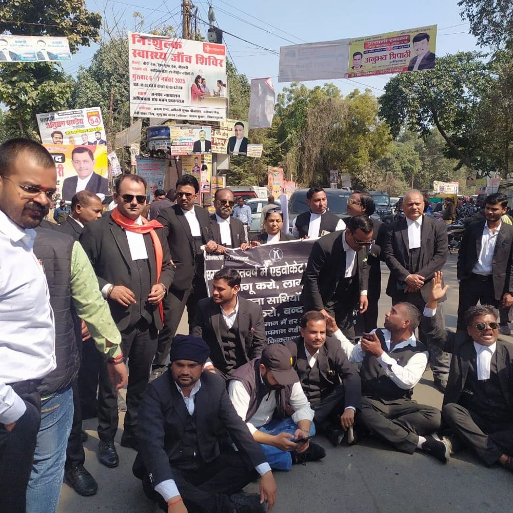 रामपुर में अधिवक्ता की हत्या पर वकीलों का प्रदर्शन:प्रयागराज में PM को ज्ञापन भेजा, अधिवक्ता संरक्षण कानून लागू करने की मांग