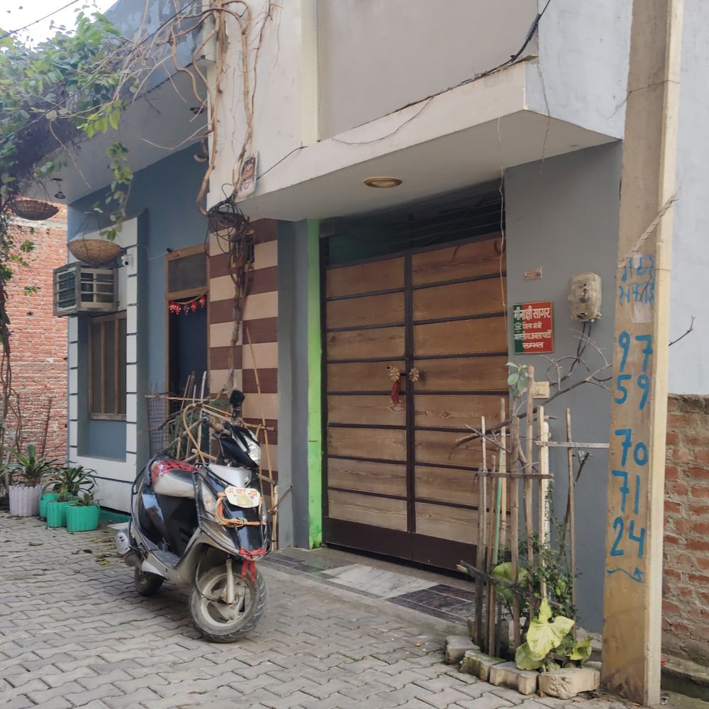 संभल भाजपा जिला मंत्री मीनाक्षी सागर कांग्रेस में शामिल:आवास पर अभी भी लगा है भाजपा का बोर्ड, बीजेपी जिलाध्यक्ष बोले- पार्टी में निष्क्रिय थी