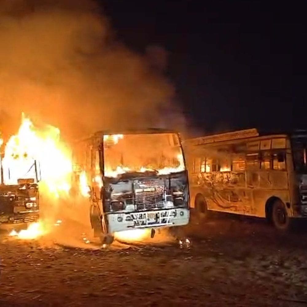 मुजफ्फरनगर के शामली बस स्टैंड पर 4 बसों में आग:दमकल ने घंटों बाद आग बुझाई, हादसे में कोई घायल नहीं