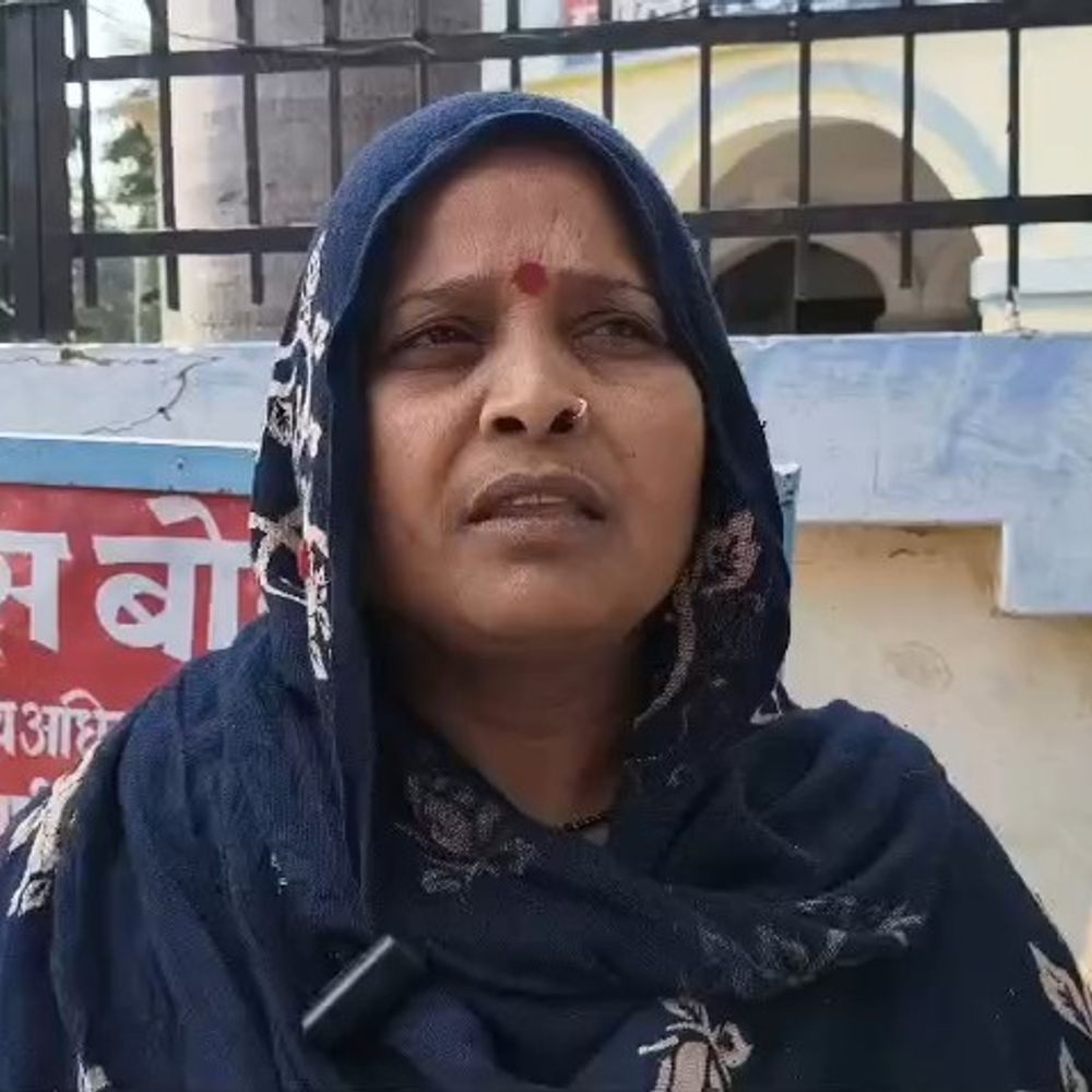 जमीन कब्जे के विरोध पर किसान को हार्ट अटैक:मैनपुरी में दबंगों के कब्जे से सदमे में आया मालिक, पत्नी पहुंची एसपी कार्यालय