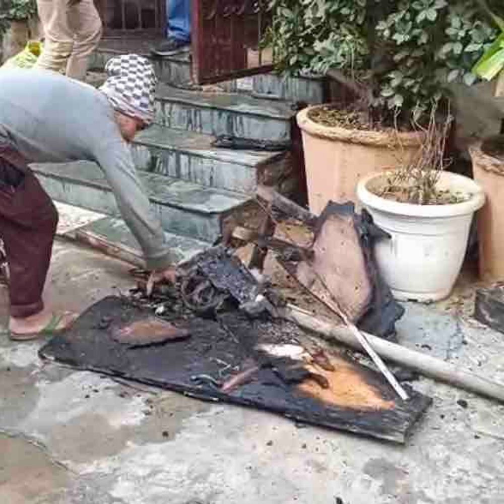 गाजियाबाद में भाजपा नेता के घर में लगी आग:धमाकों से परिजन घबराए, पड़ोसियों की मदद से बची जान