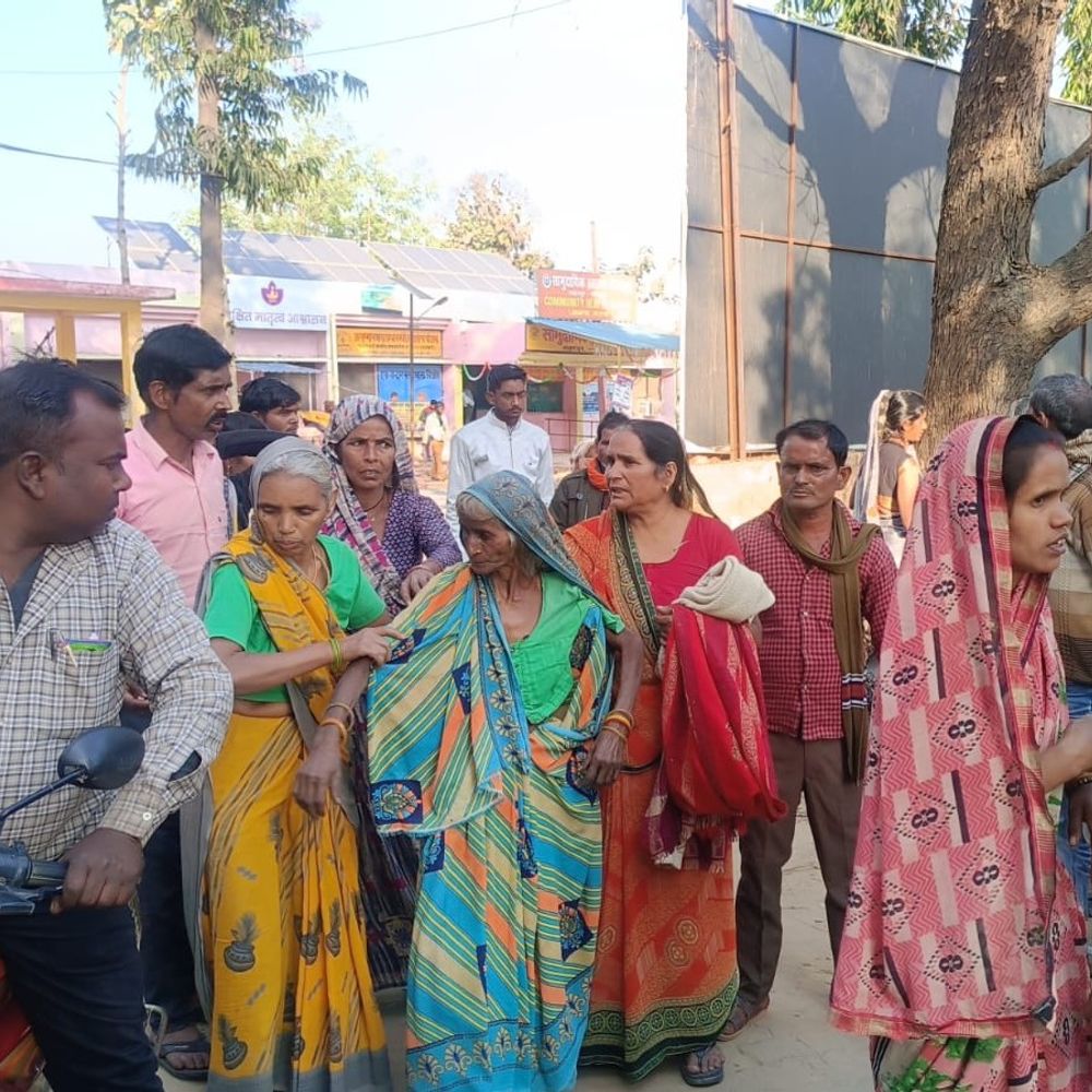 सीतापुर में सड़क हादसे में किसान की मौत:तेज रफ्तार बाइक ने बुजुर्ग को मारी टक्कर, बाइक चालक भी घायल