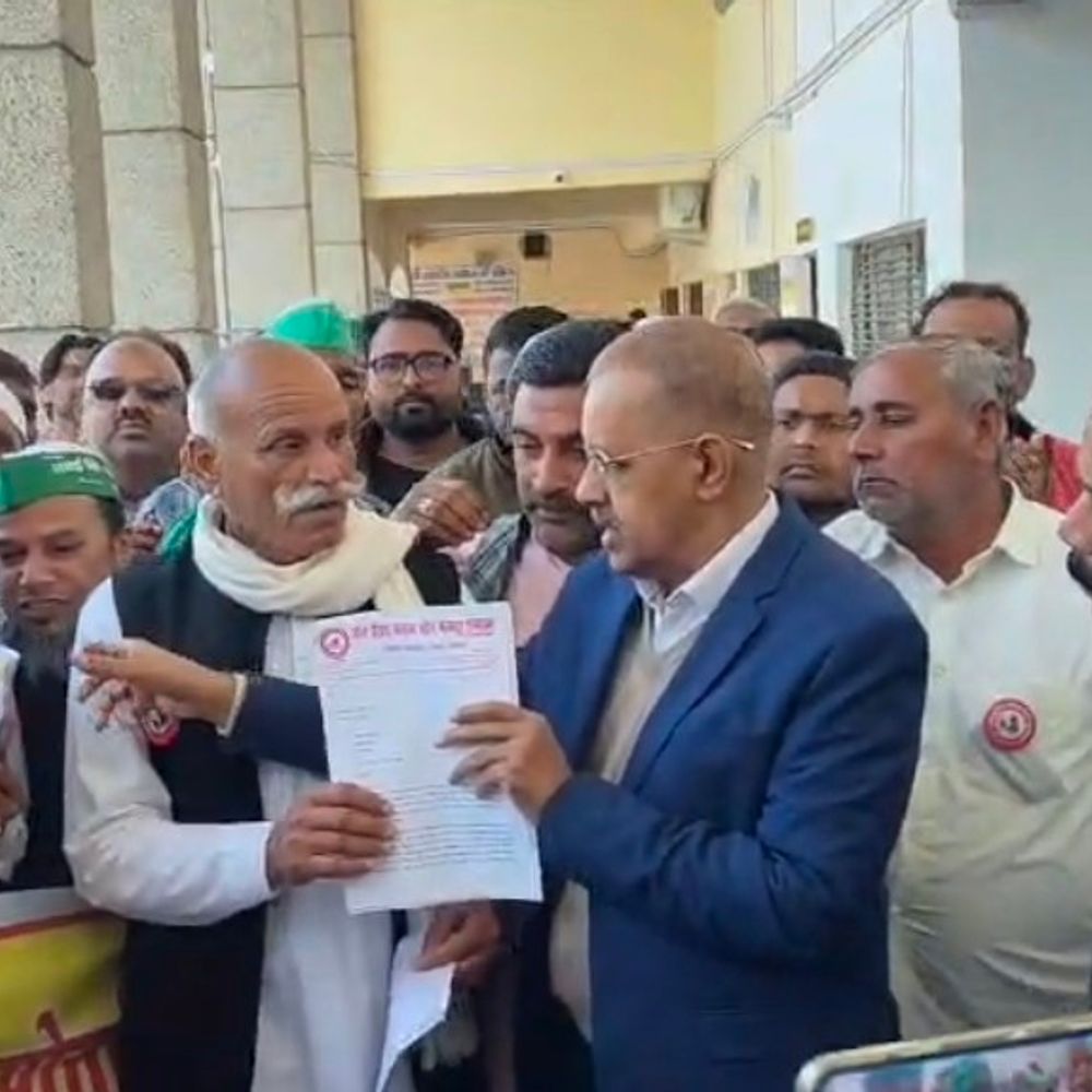 संभल में किसान-मजदूरों का प्रदर्शन:भाकियू के कार्यकर्ताओं ने राष्ट्रपति के नाम एसडीएम को सौंपा ज्ञापन