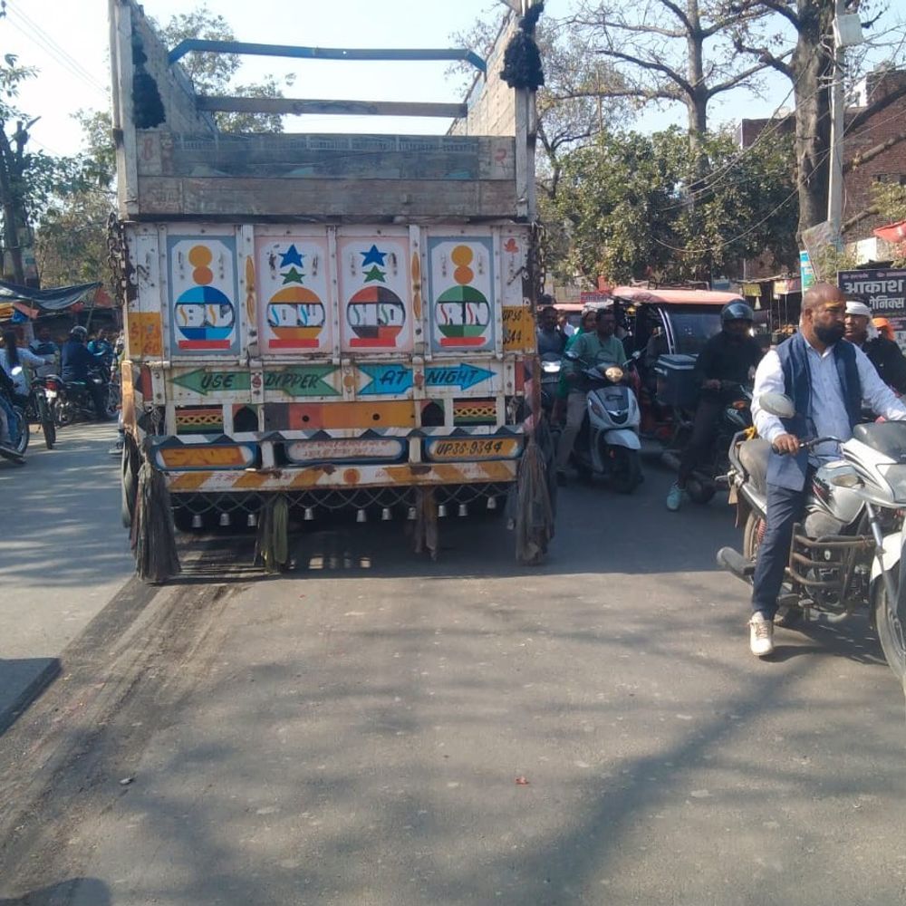 अमेठी में ट्रक से कुचलकर महिला की मौत:पति घायल, ट्रक छोड़कर चालक मौके से फरार हुआ