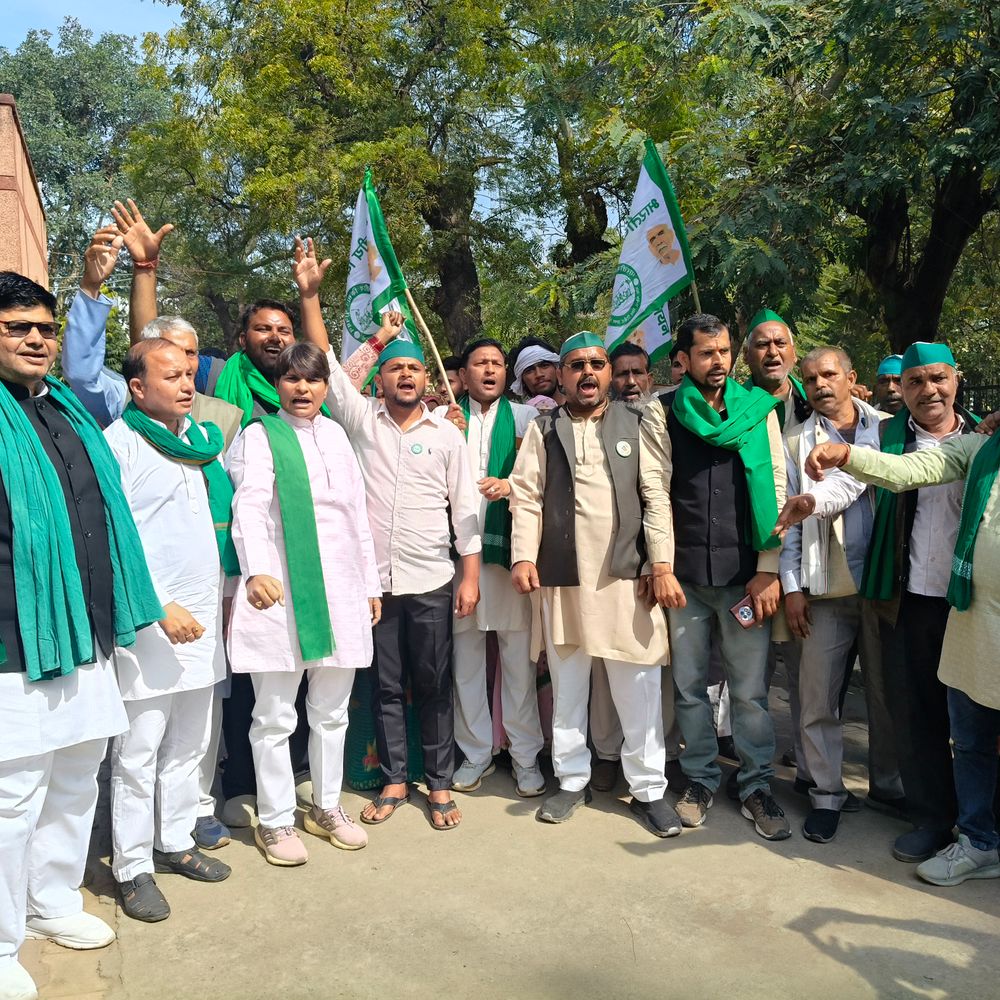 मथुरा में भाकियू का ट्रेड डील के खिलाफ प्रदर्शन:किसानों ने सरकार विरोधी नारे लगाए, डील रद्द करने की मांग की