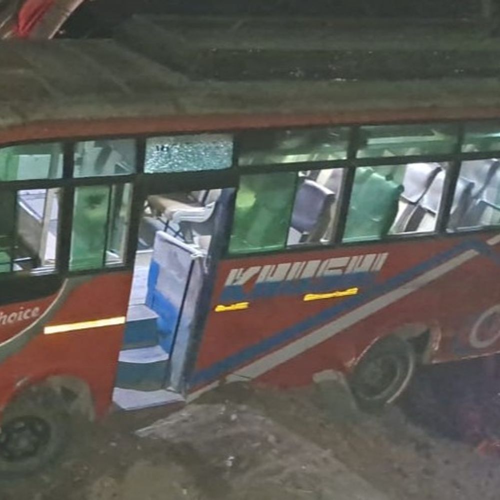 कासगंज में निर्माणाधीन पुल में गिरी बारात की बस:सिढ़पुरा में कई लोग घायल, चालक मौके से फरार