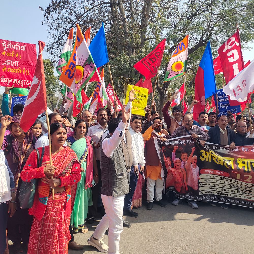 प्रयागराज में सफाई कर्मचारियों का जोरदार प्रदर्शन:चार श्रम कोड वापस लेने, 26 हजार न्यूनतम वेतन और नियमितीकरण की मांग