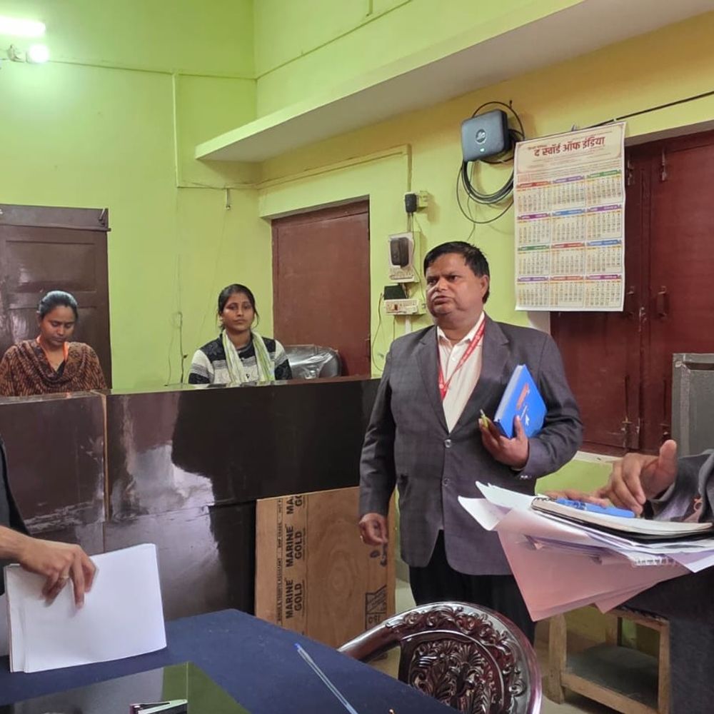 बलरामपुर डीएम ने विकास कार्यों का किया निरीक्षण:मनरेगा कर्मियों पर कार्रवाई, अभिलेख अपडेट न होने पर दिए सख्त निर्देश